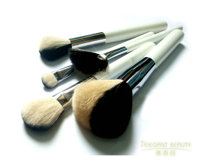 如何根據季節變化或妝容趨勢，更新成套化妝刷的配置？