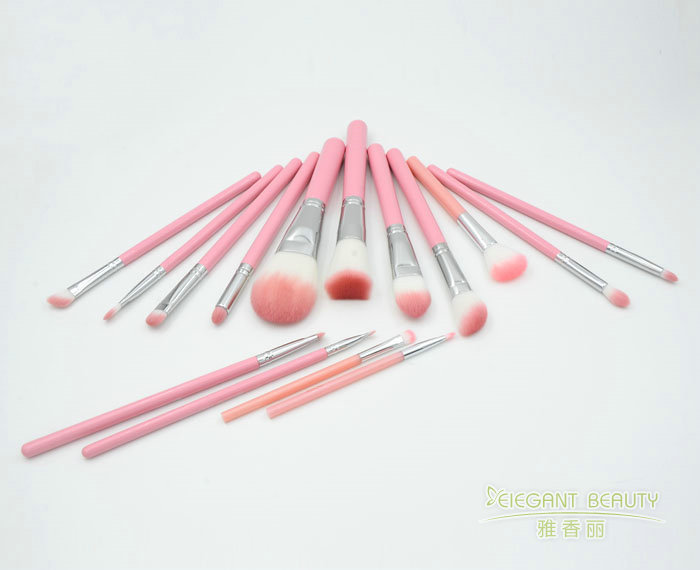 化妝刷的獨(dú)特魅力：為何它比手指更適合上妝？