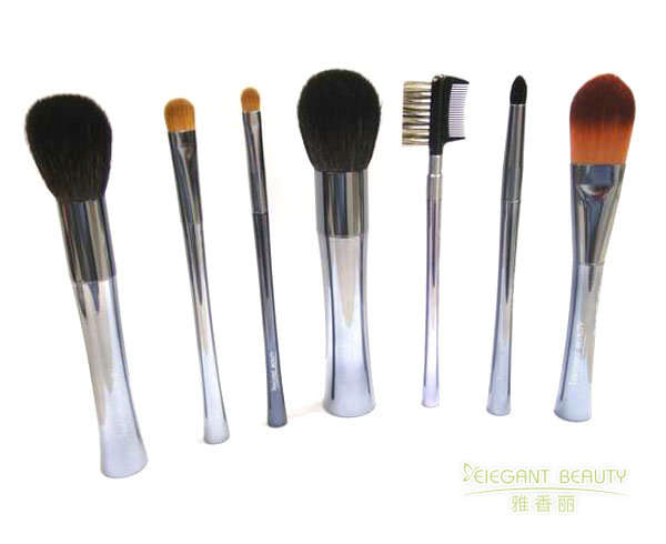成套化妝刷中的每把刷子都有何特定用途？